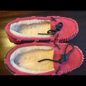 Vineyard Vines pink suede slippers size 6